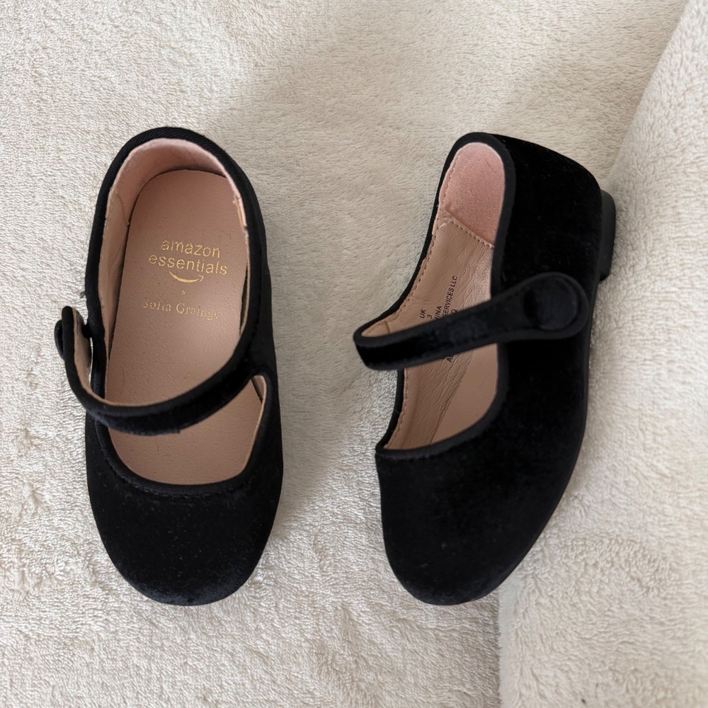 Amazon Essentials x Sofia Grainge Toddler Girls Black Velvet Mary Jane Flats 4